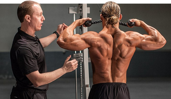 Tại sao bạn lại bị đau lưng trong khi tập thể hình?